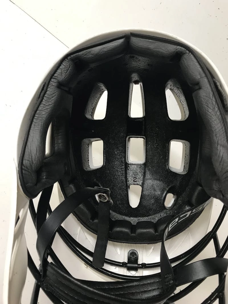 Discount - Used Cascade CLH2 SM Lacrosse Helmets White 5 Discount - Used Cascade CLH2 SM Lacrosse Helmets White - Image 3